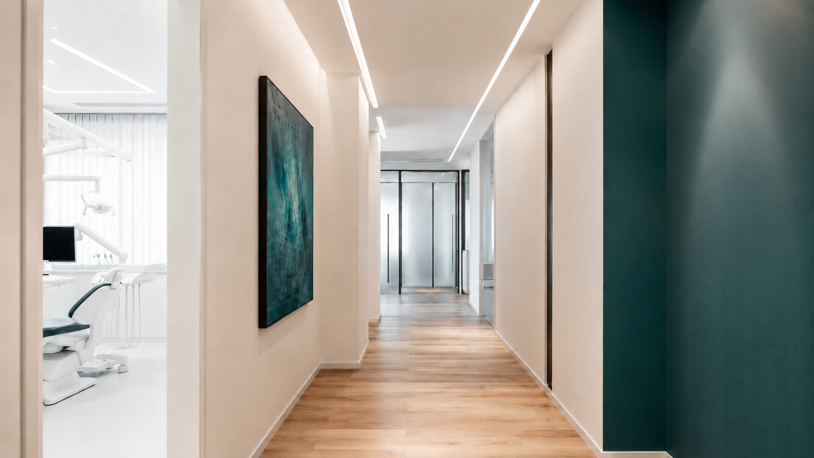 Corridoio interno della clinica DermoLife a Tirana