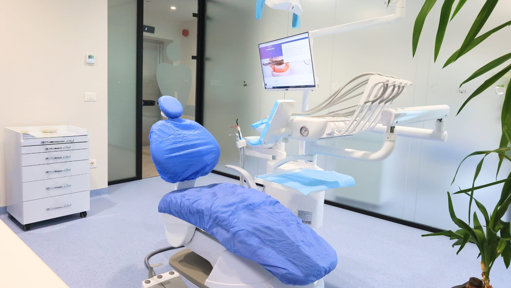 Studio odontoiatrico della clinica DermoLife a Tirana con poltrona dentale